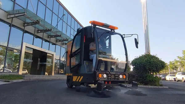  社區(qū)使用電動駕駛式掃地機怎么樣